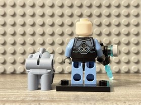 LEGO DC Super Heroes Minifigure Mr. Freeze, Medium Blue 76000 w/ Weapon sh0049