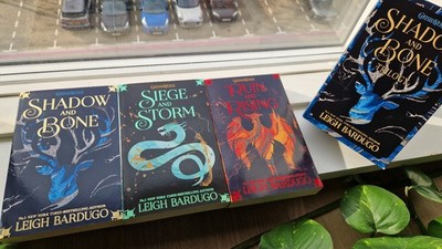 LEIGH BARDUGO - Shadow and Bone Trilogy - Reading Pleasure