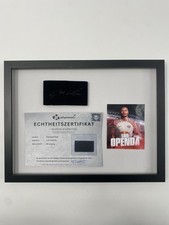 Kapit&auml;nsbinde Lois Openda signiert im Rahmen RB Leipzig Autogramm