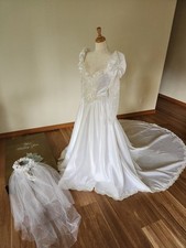 Vintage Wedding Dress Gorgeous Women White With Box and Veil