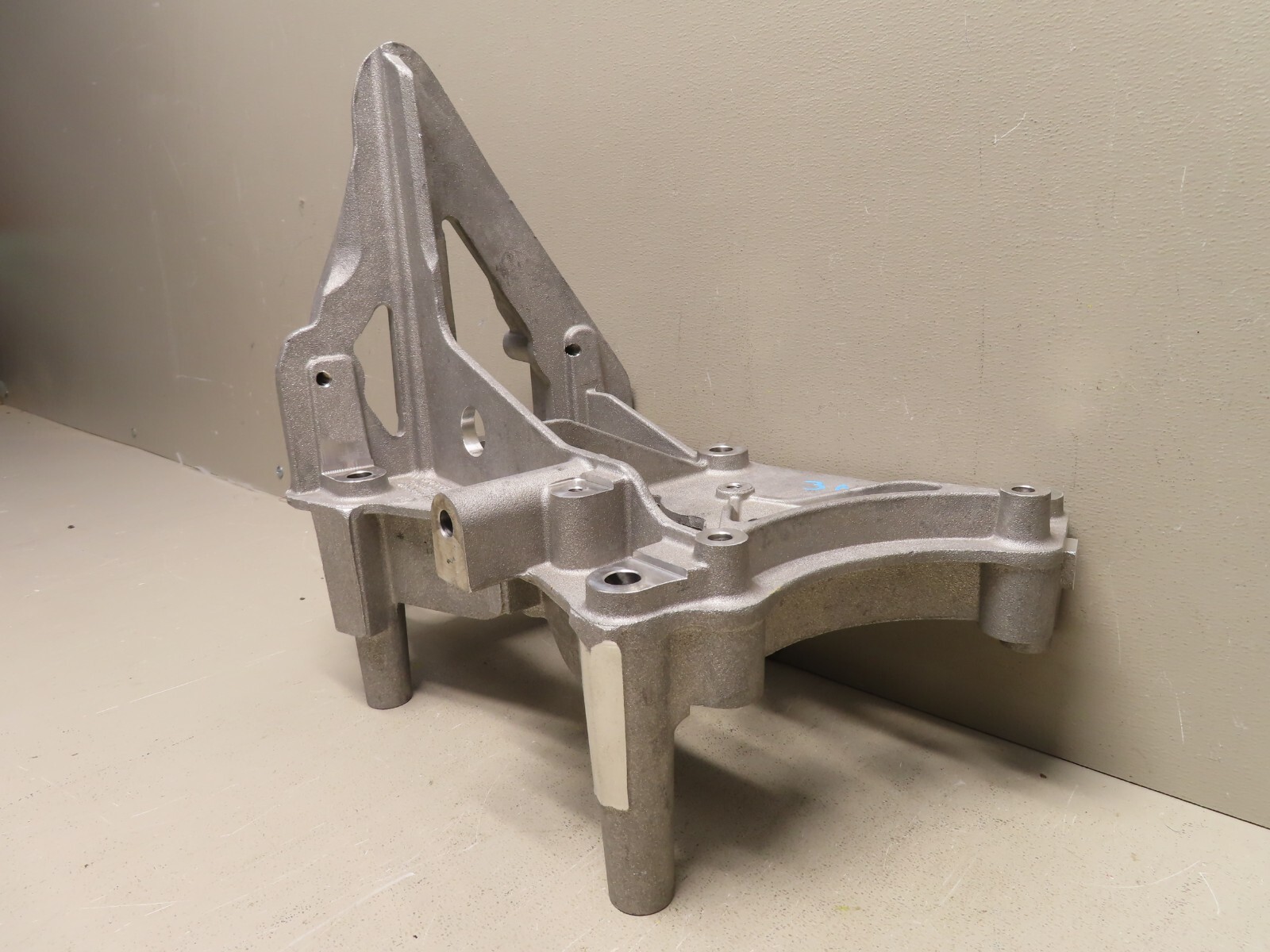 LAMBORGHINI AVENTADOR REAR HEAD TIMING ALTERNATOR AC PUMP BRACKET OEM 470903103G