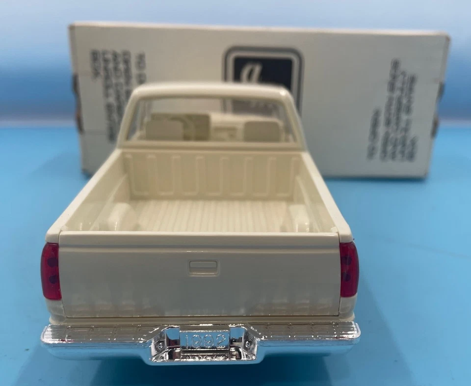 AMT-ERTL  1992 Silverado Sportside Summit White Model 6141 - Image 4 of 4