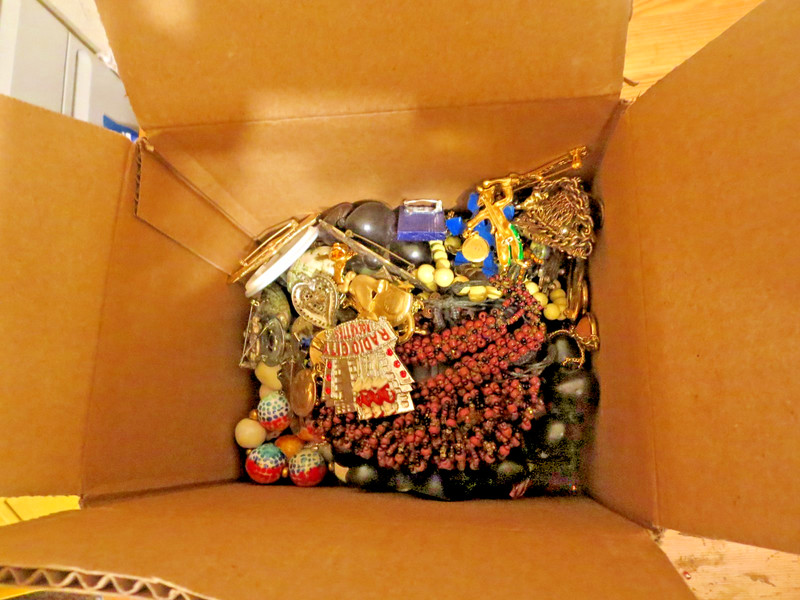 3.8 lbs Fashion Jewelry Mixed Lot Multicolor Necklaces Bracelets ,pins