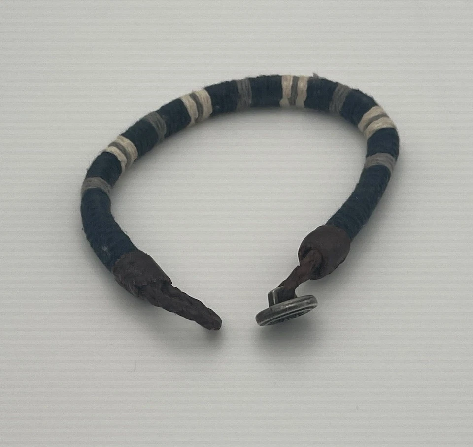 Pulsera tejida y de cuero con cierre de botón de marca Abercrombie & Fitch para hombre Foto 4 de 4