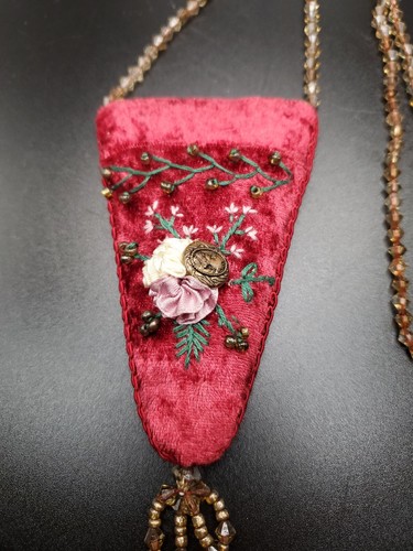 Collar con soporte de tijeras/hilo o hilo bordado y cuentas vintage - Imagen 2 de 9