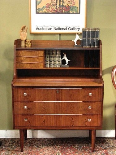 RETRO MID CENTURY ROSEWOOD 6 DRAWER DESK WITH PULL OUT WRITING SURFACE. c1960s - Picture 2 of 15