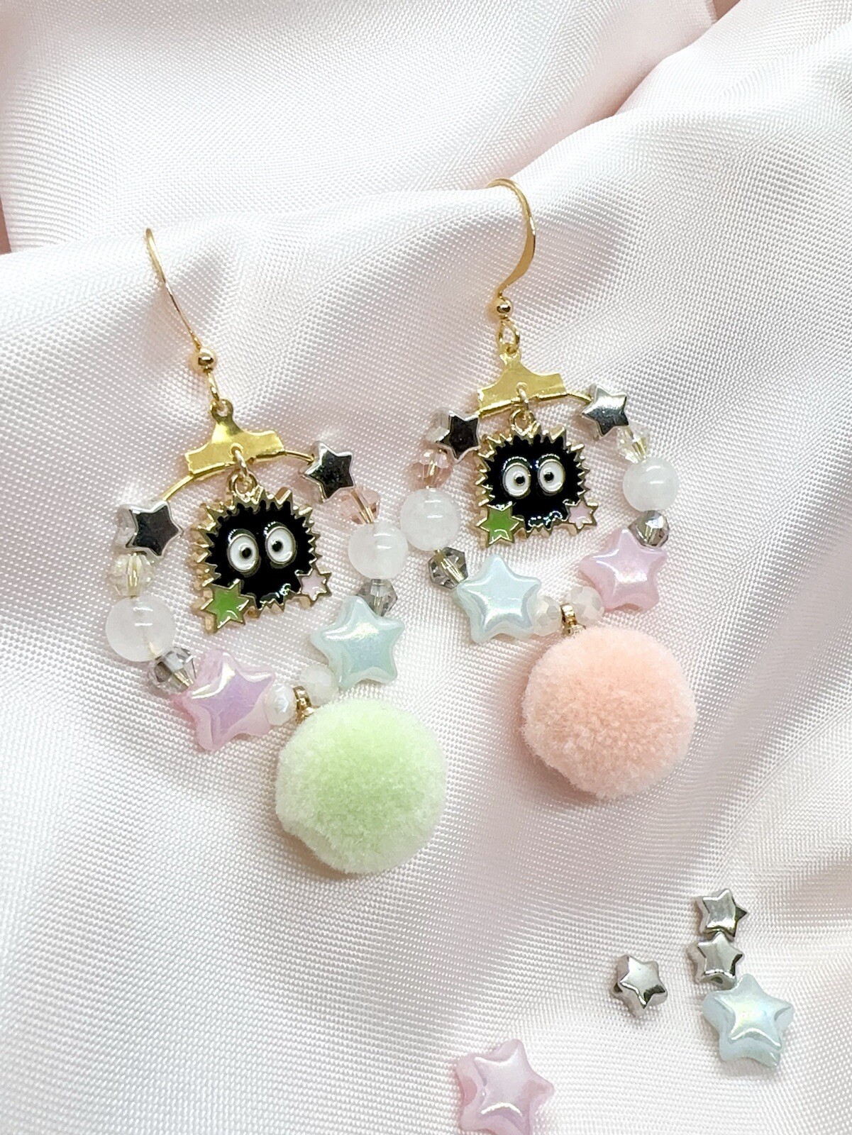 Handgefertigte Ghibli-inspirierte Milchstraße Konpeitos Susuwatari Spirited Away Ohrringe