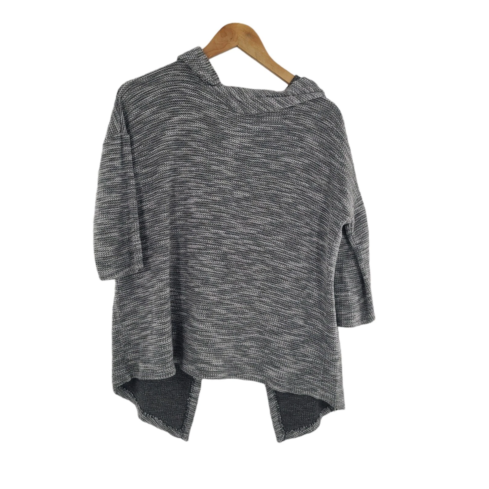 beyond-yoga fly away split back hooded ¾ sleeve 