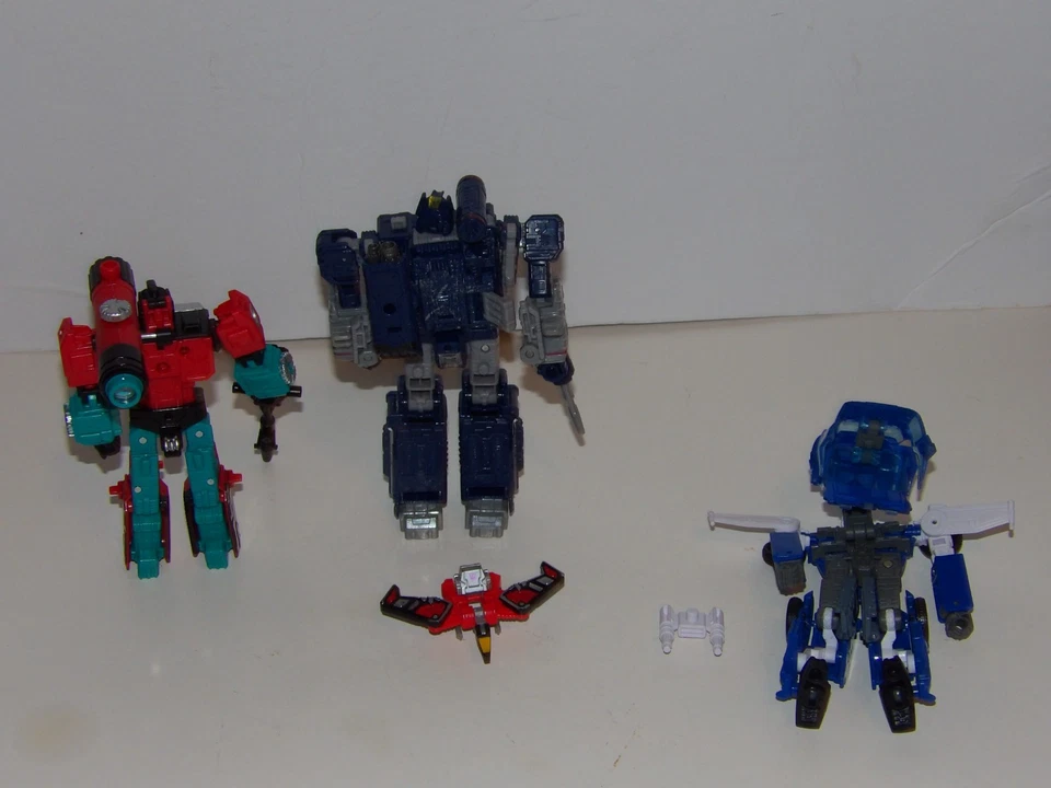 TRANSFORMERS WFC SIEGE EARTHRISE SOUNDWAVE LASERBEAK PERCEPTOR AND TRACKS LOT - Image 2 of 2