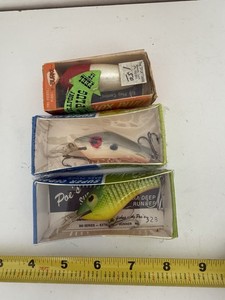 NEW FISHING LURE SUPER CEDAR BASS PLUGS SERIES 600 NO. 614S Plus 2 Others 29