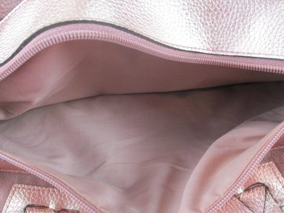 Bolso de Mano Victoria's Secret para Mujer Oro Rosa Metálico Guijarro Imitación Cuero Cremallera Foto 3 de 4