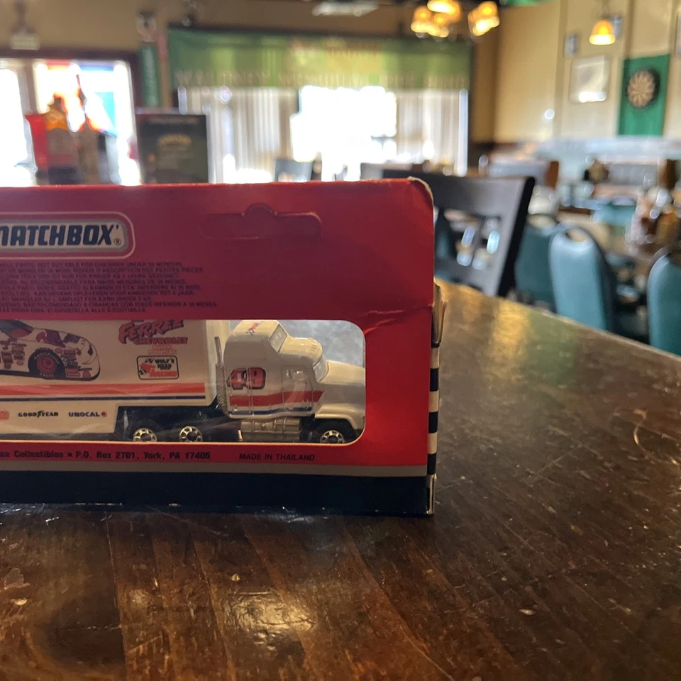 Chevrolet Ferree 1992 Matchbox #49, auto y transportador, NASCAR Grand National de colección Foto 3 de 4