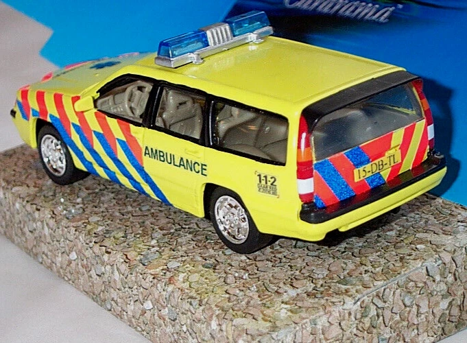 wonderful code-3-modelcar 1/43 VOLVO 850 Break "AMBULANCE" (NL) 1995 - Image 2 of 3