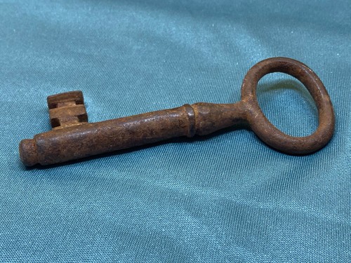 40s Iron Skeleton Ward Key 5" Original Patina Rusted Lg Round From Spain - Picture 7 of 10