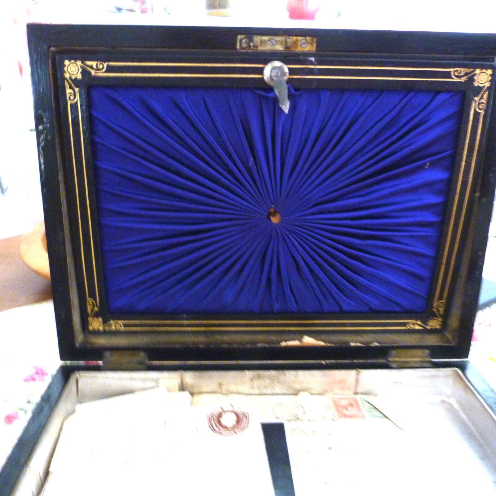 LARGE WALNUT MAGNIFYING GLASS BOX 19th century