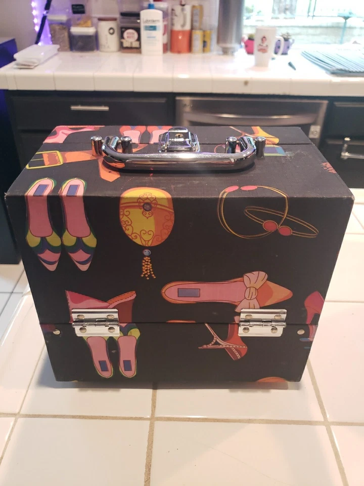 Estuche de Transporte de Colección CABOODLES Estampado de Zapatos/Carteras Joyería y Maquillaje con Asa Foto 3 de 4