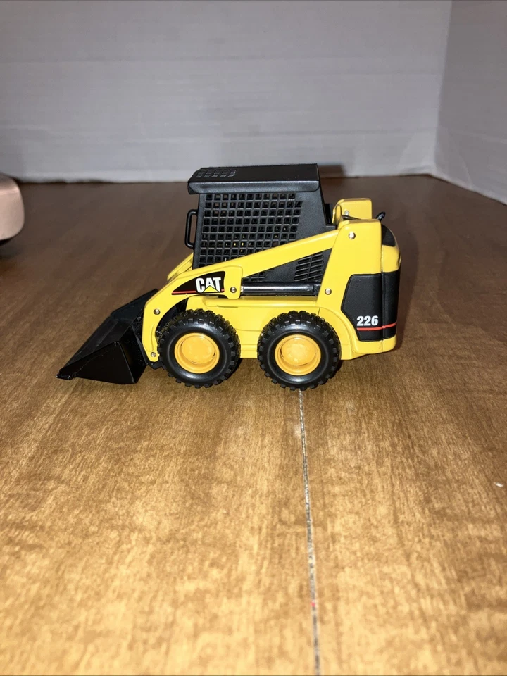 Norscot 1/32(?) Scale Diecast 55036 Cat 226 Skid Steer Loader Collectible - Image 3 of 4