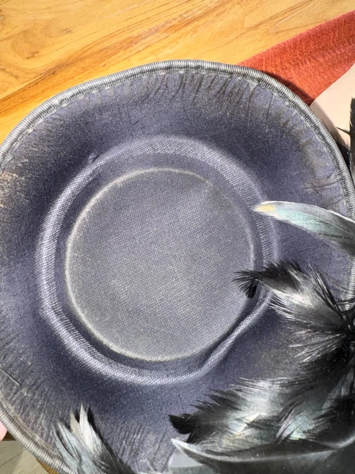 Sombrero de Cóctel Pluma Negra Vintage Borde Dorado Fascinator Años 50 60 Estilo Derby Foto 4 de 4