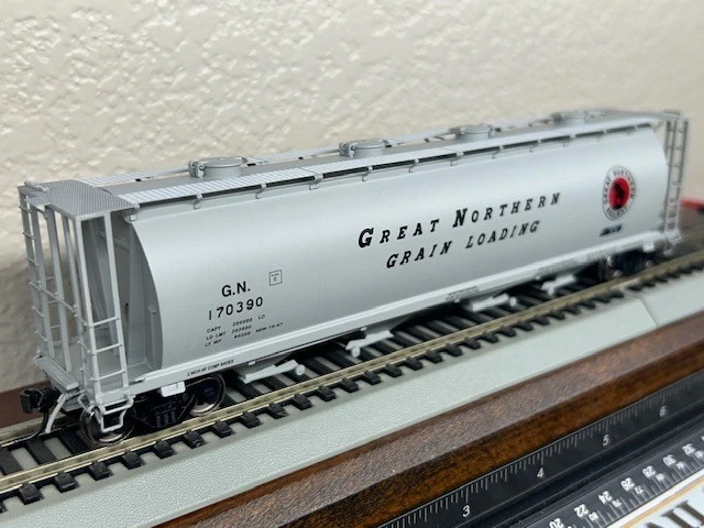 GREAT NORTHERN " GRAIN LOADING " WHEAT CYLINDRICAL 4 BAY HOPPER CAR HO Scale NEW - Image 2 of 4