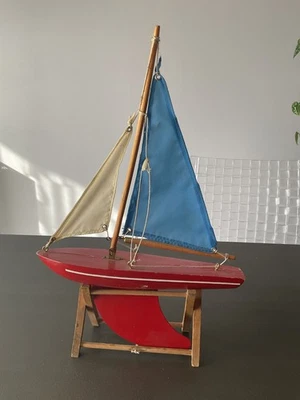bateau voilier de bassin années 60, 70 longueur 25 cm par hauteur 35cm - Photo 1/4