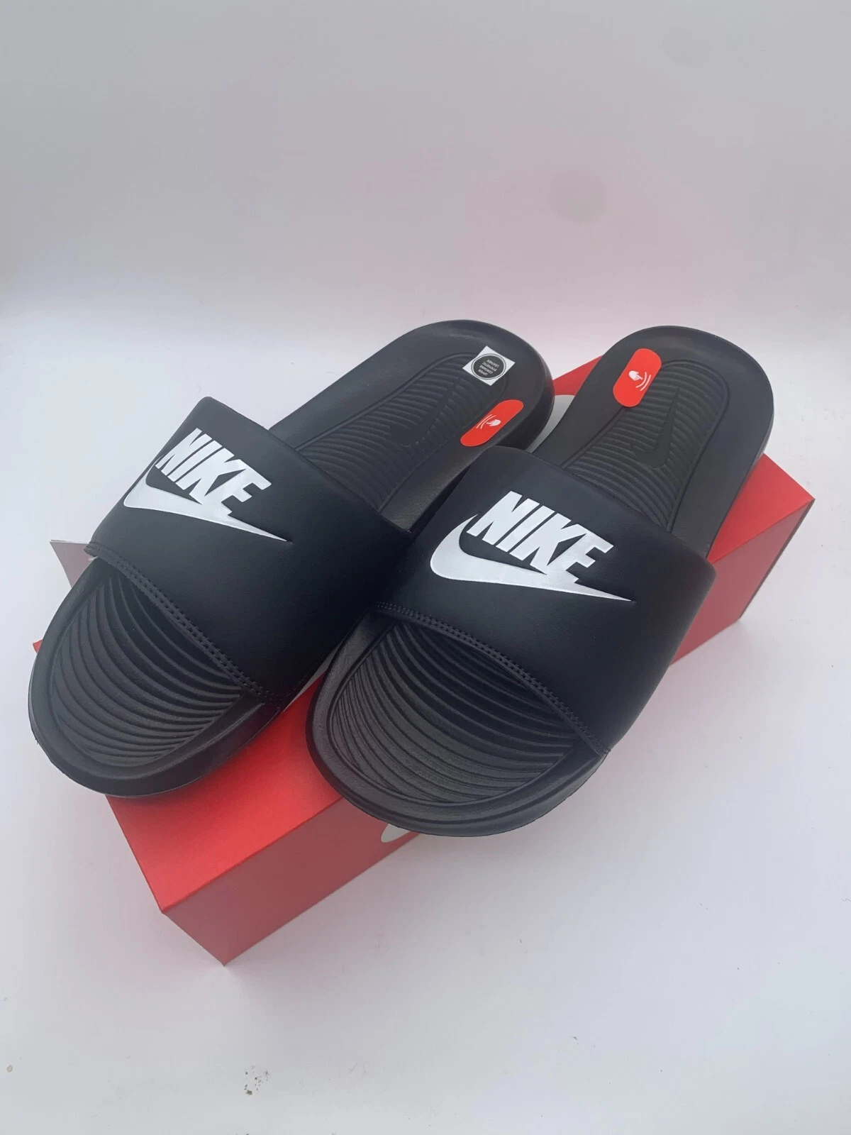 *NUOVO* Uomo NIKE VICTORI ONE SLIDES NERO (CN9675 002) Spedizione veloce