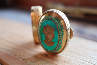 Vintage abgeschrägte grüne Glas Schmuckschatulle mit Golddetails