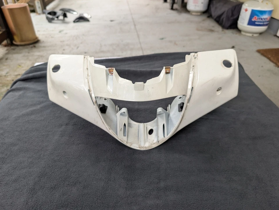 Piaggio Fly 150 OEM 2012-17 Handle Bar Plastic Body White Cream Nacelle Used - Image 2 of 4