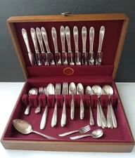 Oneida Flatware Set Community Plate Silverplate 68 Piece Grosvenor & Naken Chest