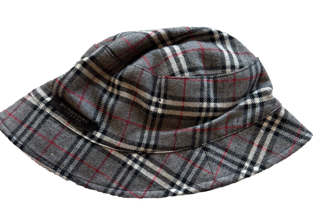 【送料&関税込】Burberry Checked Reversible Bucket Hat Burberry Check reversible twill bucket hat in green