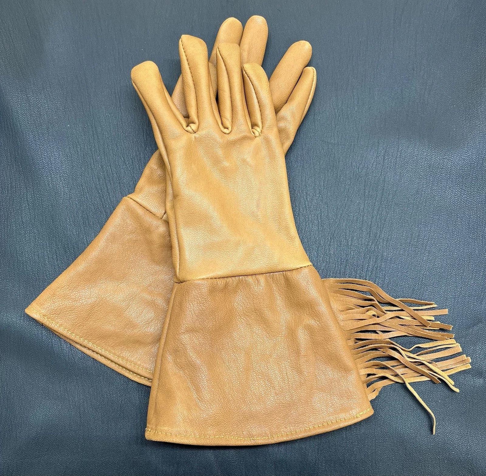 Saddle Brown Goatskin Fringe Gauntlet Gloves - Size medium - Unisex
Opens in a new window or tab