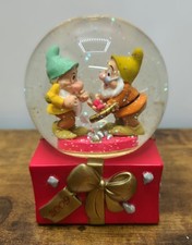 Disney 2009 Snow Globe Snow White Bashful & Doc Dwarfs Christmas Xmas 5”