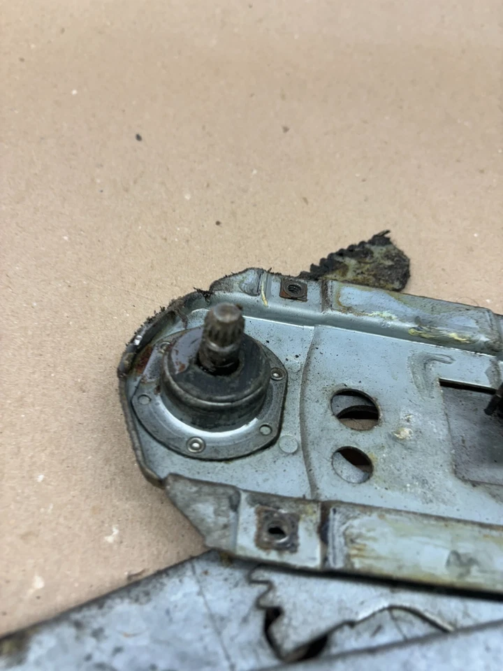 1964-1967 Oldsmobile Cutlass F-85 Vista Cruiser 4dr left rear window regulator - Image 4 of 4