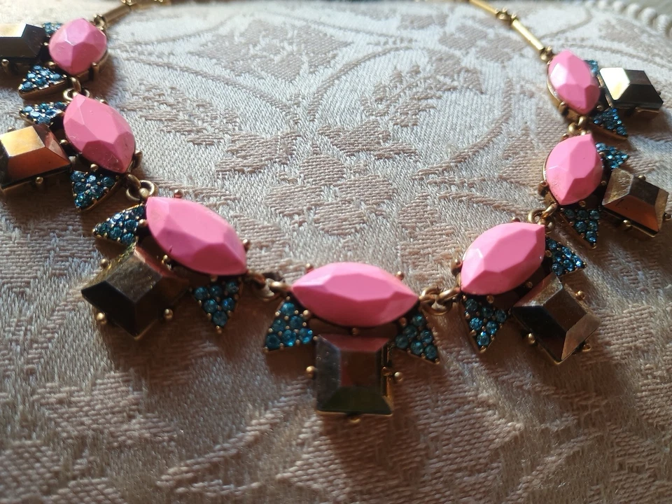 Vrg J. Crew Facetted 粉色/蓝色水晶声明项链金色厚围兜 — 第 2/4 张图片