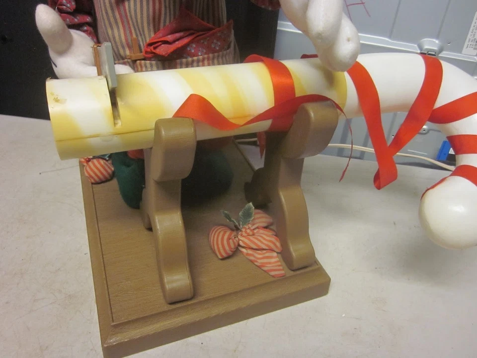 Santa’s Best Holiday Animation Goofy Sawing Candy Cane Disney - Ver Video Foto 2 de 4