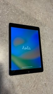 Apple iPad 5 (2017), WLAN, 9,7 Zoll, 32gb, A1822 - Spacegrau  - Riss im Display