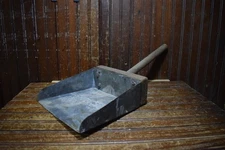 GALVANIZED METAL FEED SCOOP WOODEN HANDLE RUSTIC OLD TIMEY FARM DECOR DUST PAN