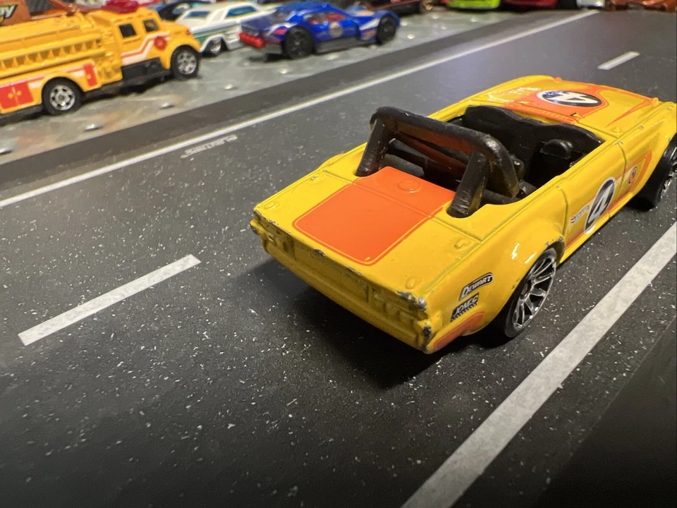 ROADSTER HOT WHEELS TRIUMPH TR6 LARANJA CLARO  - Imagem 3 de 4