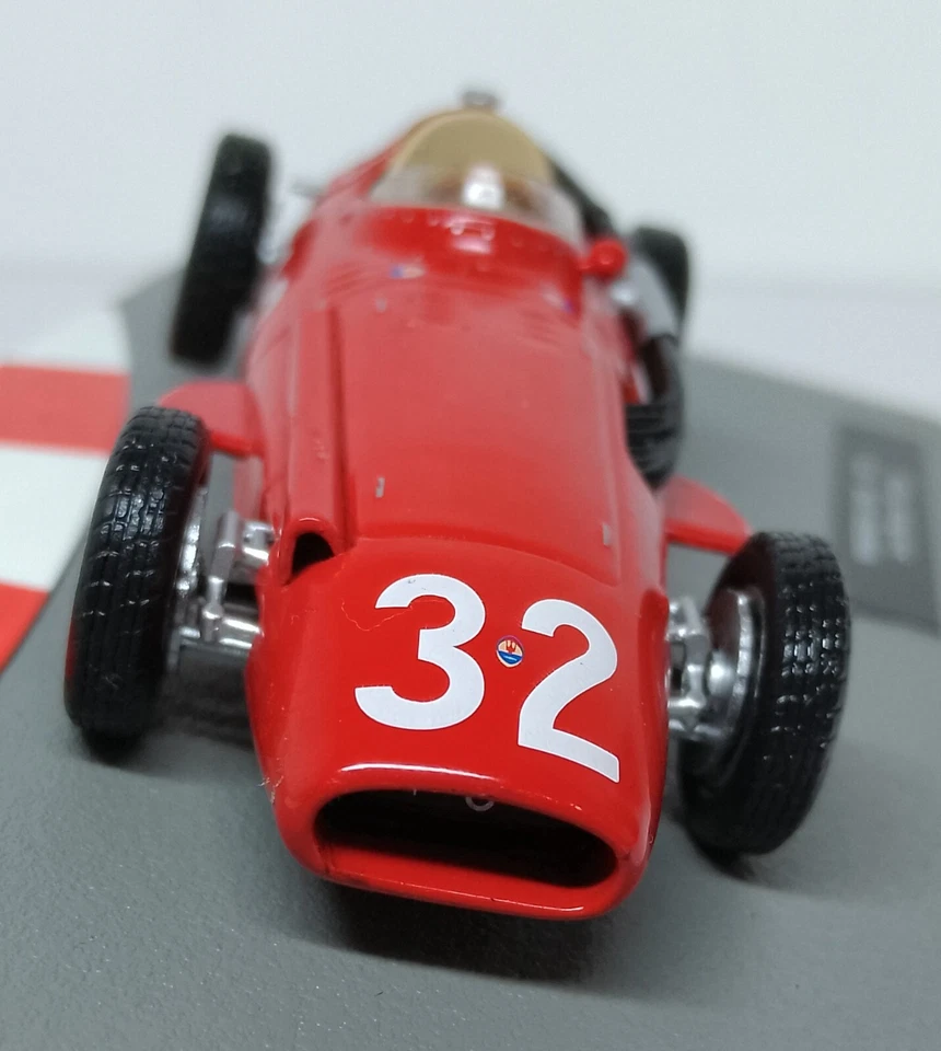 Maserati 250F F1 1957, No 32 с чехлом и подставкой - Изображение 3 из 4