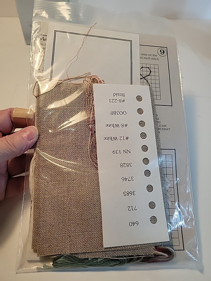 Elizabeth's Designs Cross Stitch Kit Flowers & Friends Christmas Spot