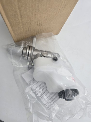 Toyrav4 Brake Master Cylinder CARQUEST MCA630561 fits 06-12 Toyota RAV4 1-3 - Picture 2 of 4