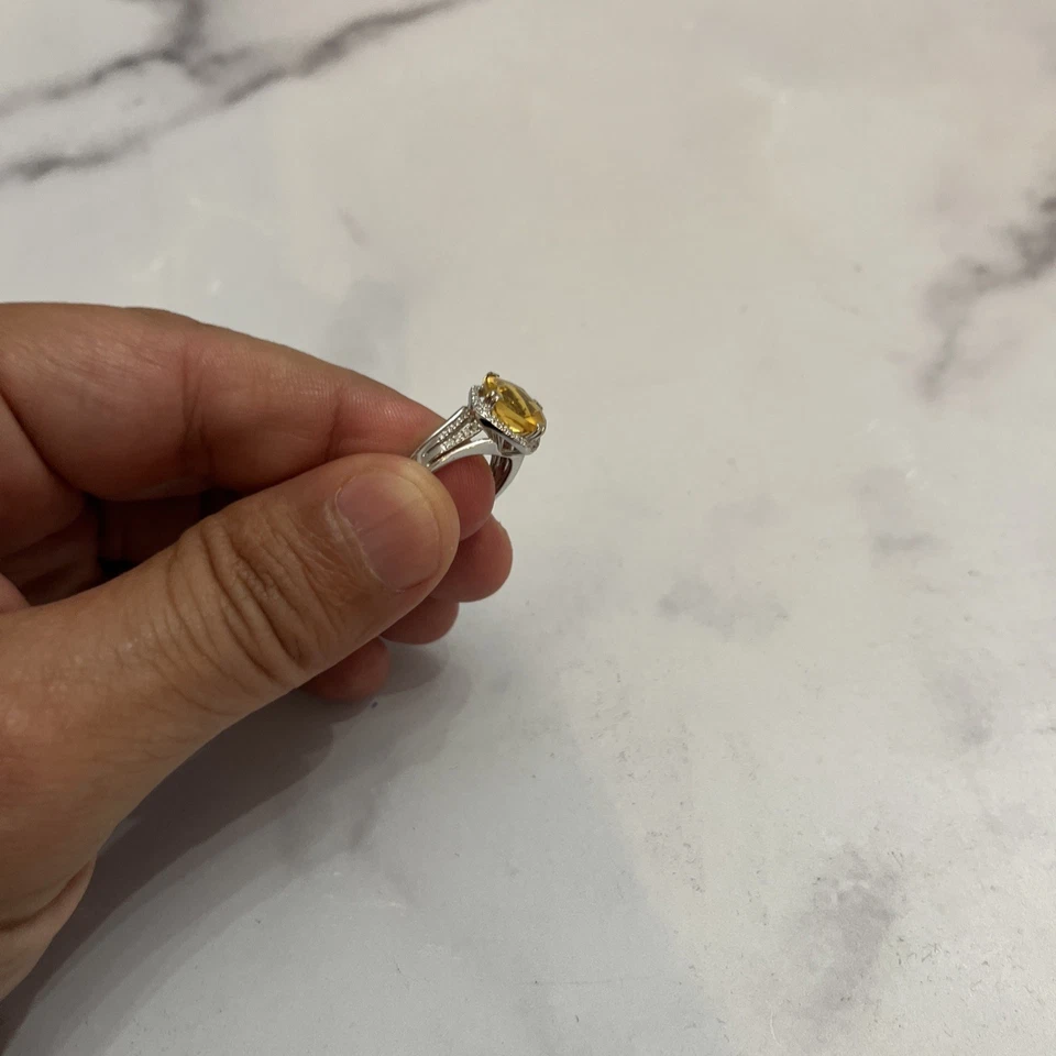 Oro blanco de 14 quilates 4,3 gramos con topacio amarillo y diamante de 26 puntos talla 7 Foto 2 de 4