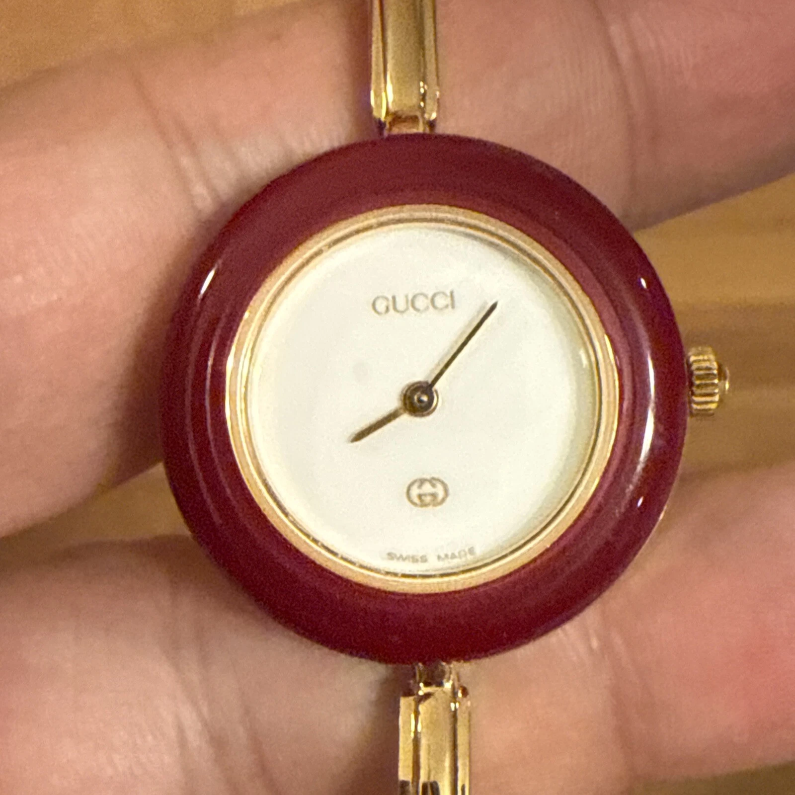 Montre femme Gucci 1100 L lunette changeante lunette rouge très bon état ! Batterie neuve