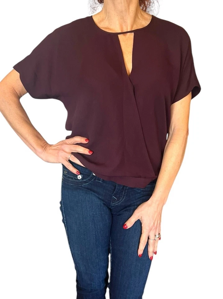 BLUSA FEMININA THEORY BLAIRE DE SEDA TOP BORDÔ ENVOLTÓRIO CRUZADO MANGA CURTA P - Imagem 2 de 4