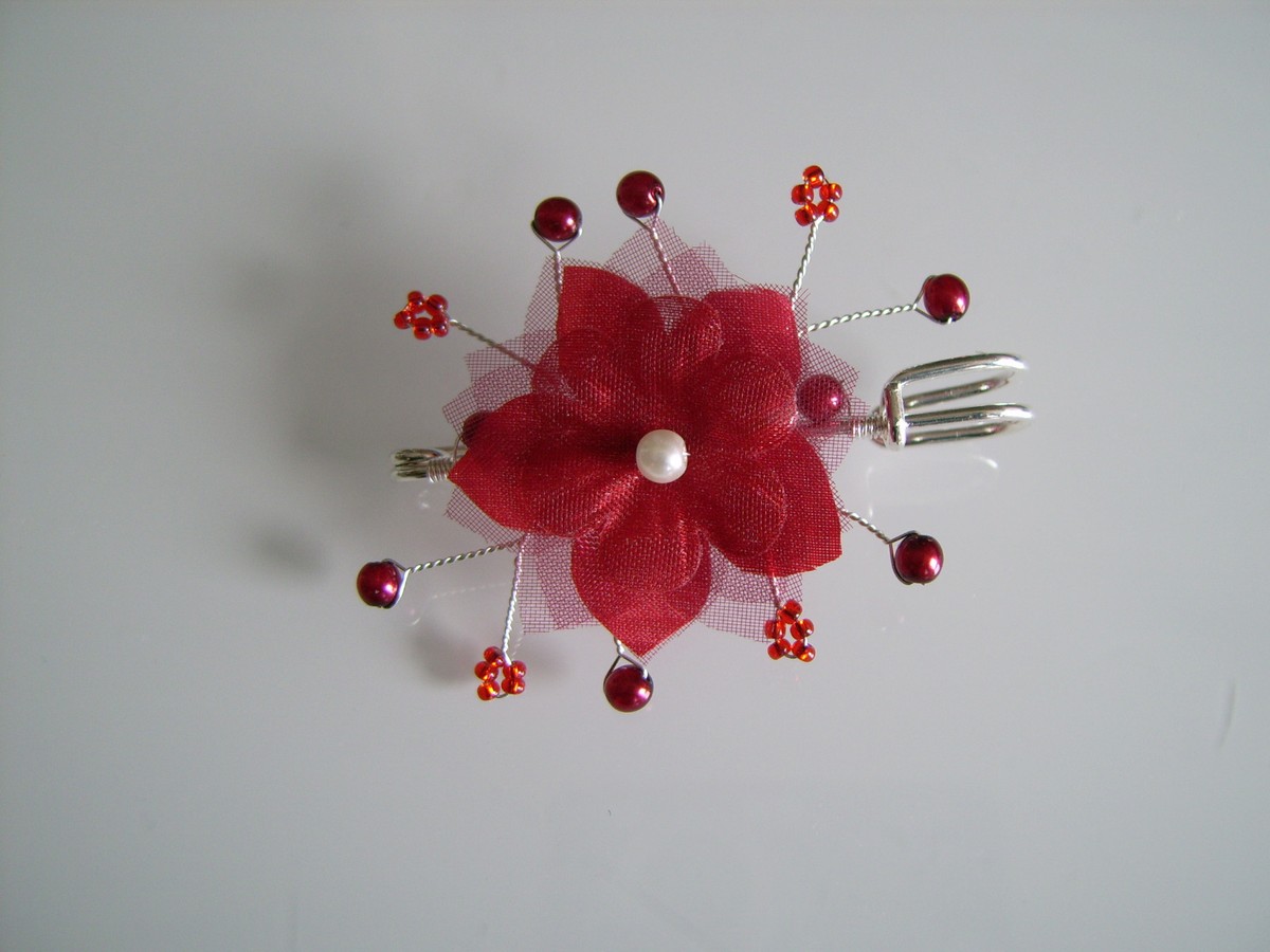 Attache De Traîne / Broche Fleur Robe Mariée, Couleur Bordeaux Rouge, Métal Argenté Et Perles