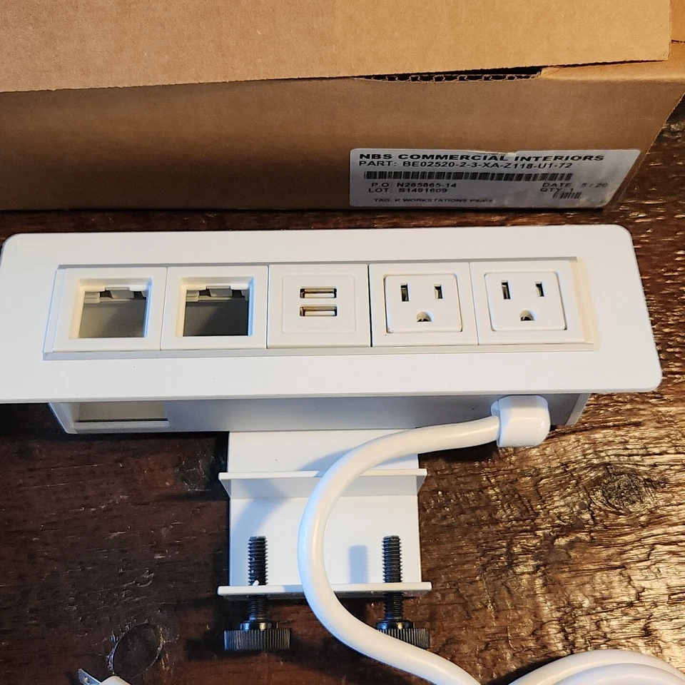 Tira de alimentación de distribución de montaje en borde de escritorio Byrne con USB y 2 tomas de corriente para computadora Foto 2 de 4