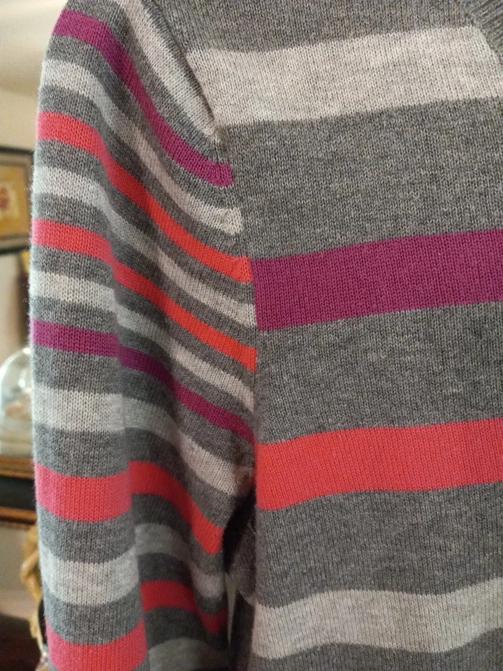 SUÉTER MUJER IZOD, Talla M, CUELLO EN V, Gris, Rosa Oscuro, Rayas Ciruela, Mangas Largas. Foto 3 de 4