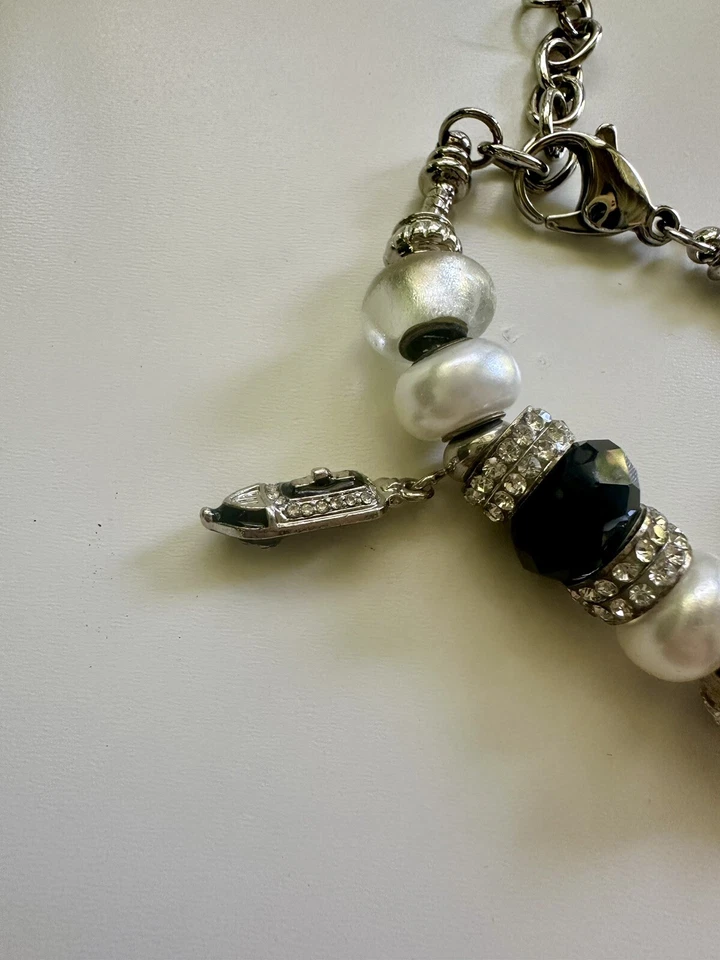 Pulsera Bella Perlina Vintage Tonificada Negra Y Astilla Con Dije Barco Foto 2 de 4