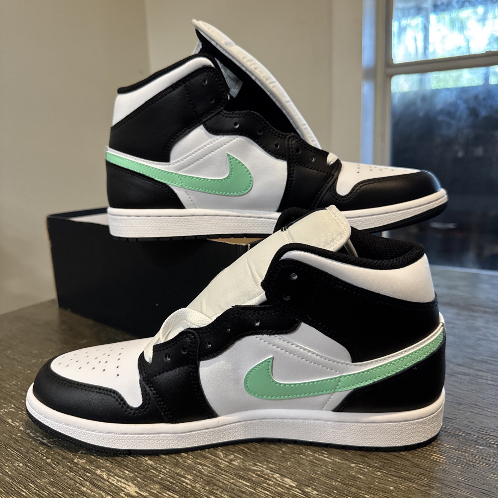 Nike Air Jordan 1 Mid Mens Size 10.5 White Black Green Glow DQ8426-103