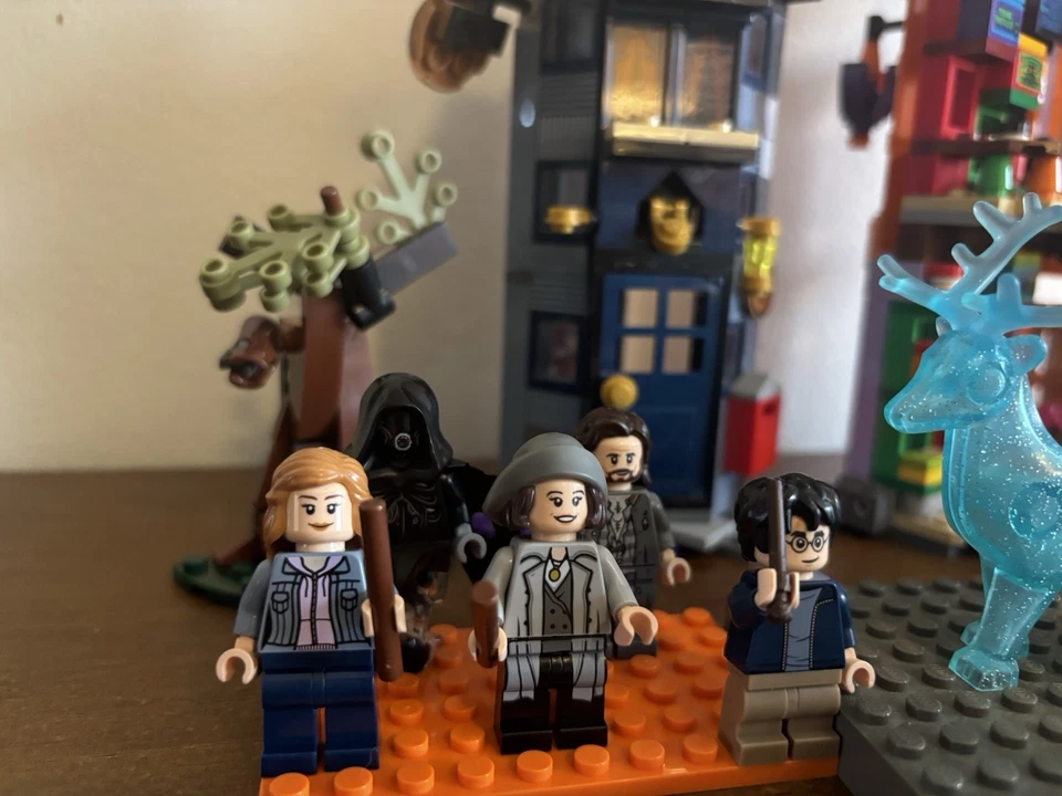 Lote LEGO Harry Potter. Incluye 9 minifiguras y Diagon Alley Weasleys’ Shop Foto 4 de 4