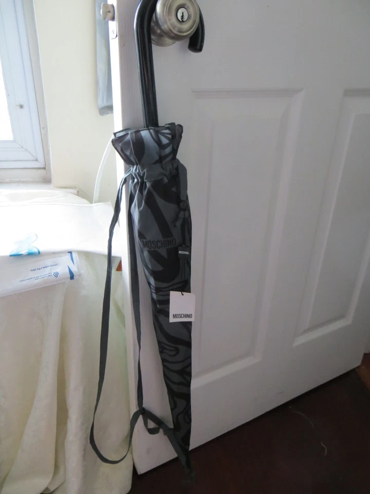 NUEVO CON ETIQUETAS PARAGUAS MOSCHINO JOYA PALO FACIAL VALOR $150.00 Foto 3 de 4